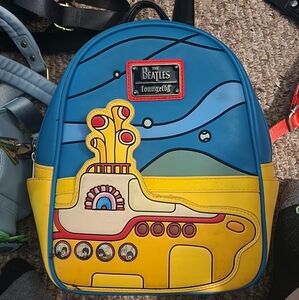 Yellow submarine loungefly